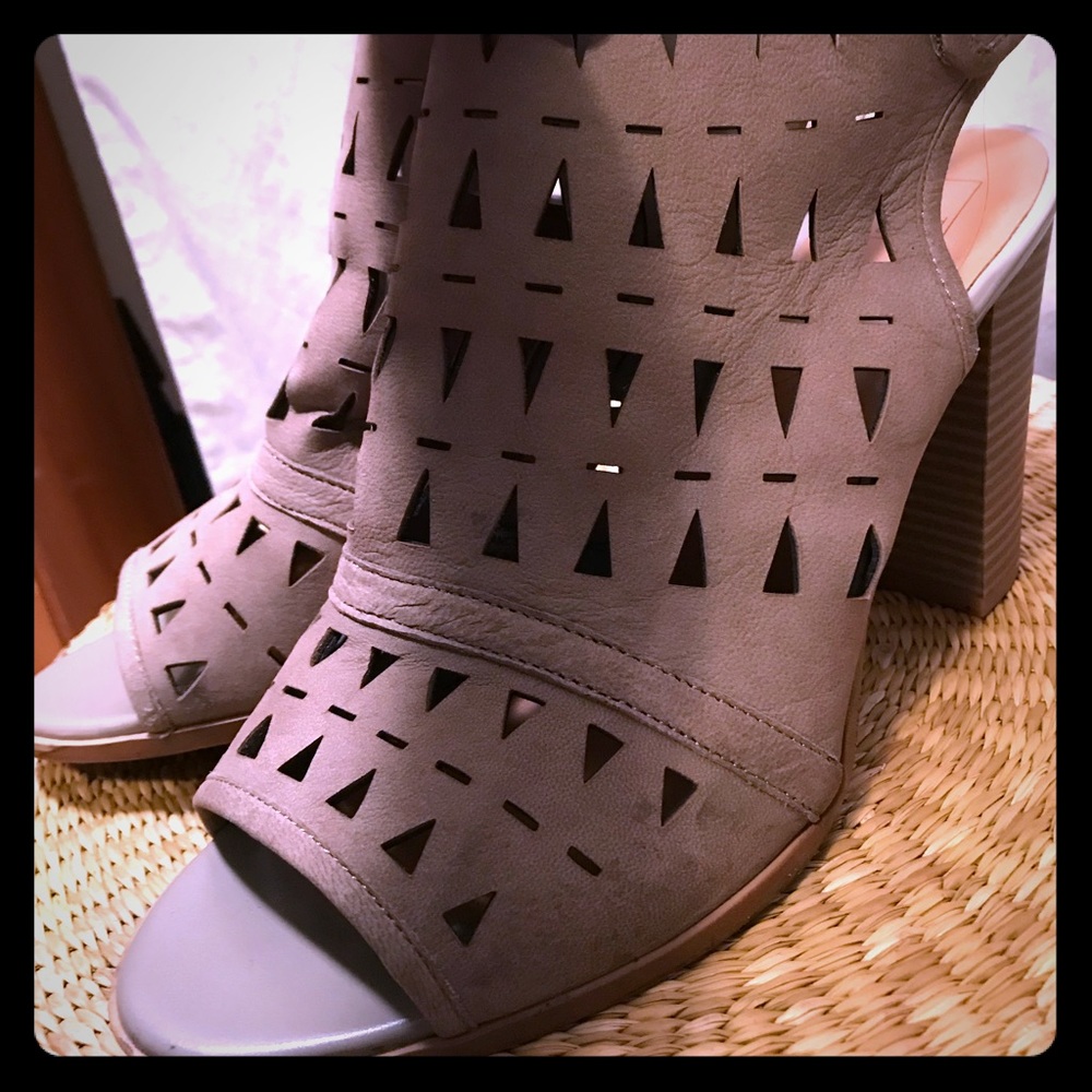 14th and union taupe heels size 11